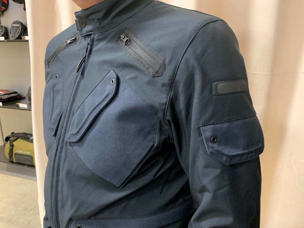 シンプルデザインでストレッチ性と快適性に優れた新作ジャケット